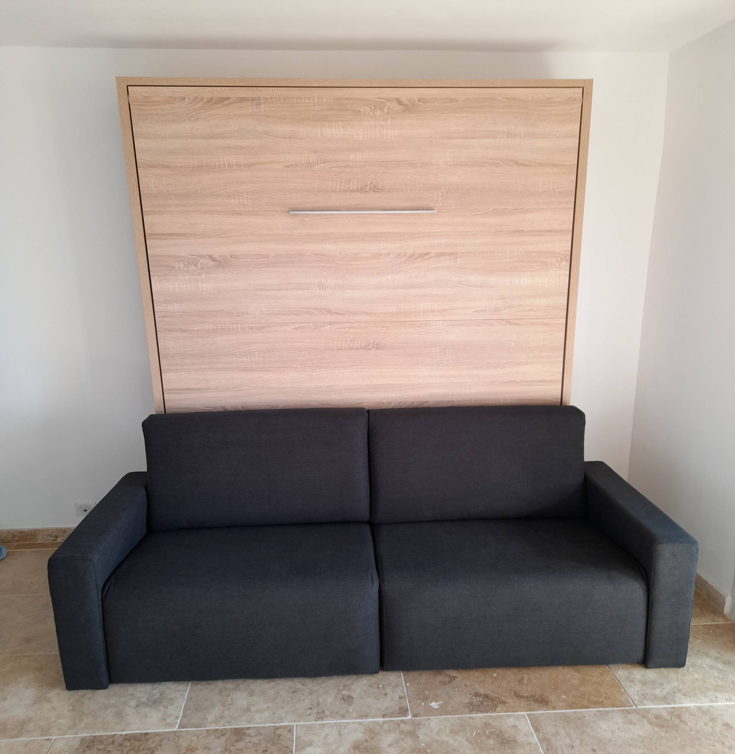 Solution de couchage lit escamotable de 160x200 cm avec canapé intégré pour petits espaces à Marseille 13