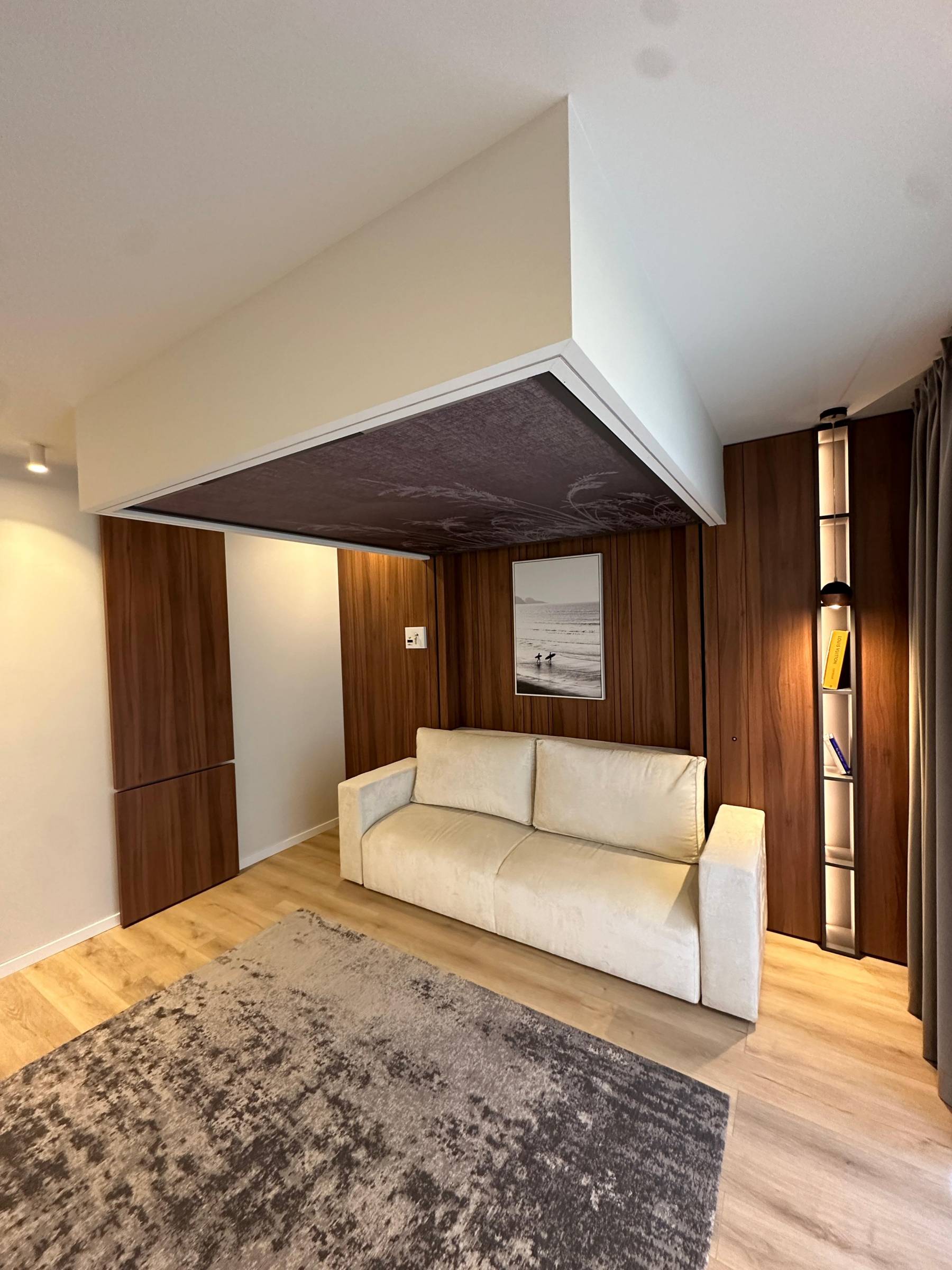 Lit au plafond 160x200 ELECTRIQUE option canapé à découvrir à côté d'Antibes 06 pour optimiser son espace.