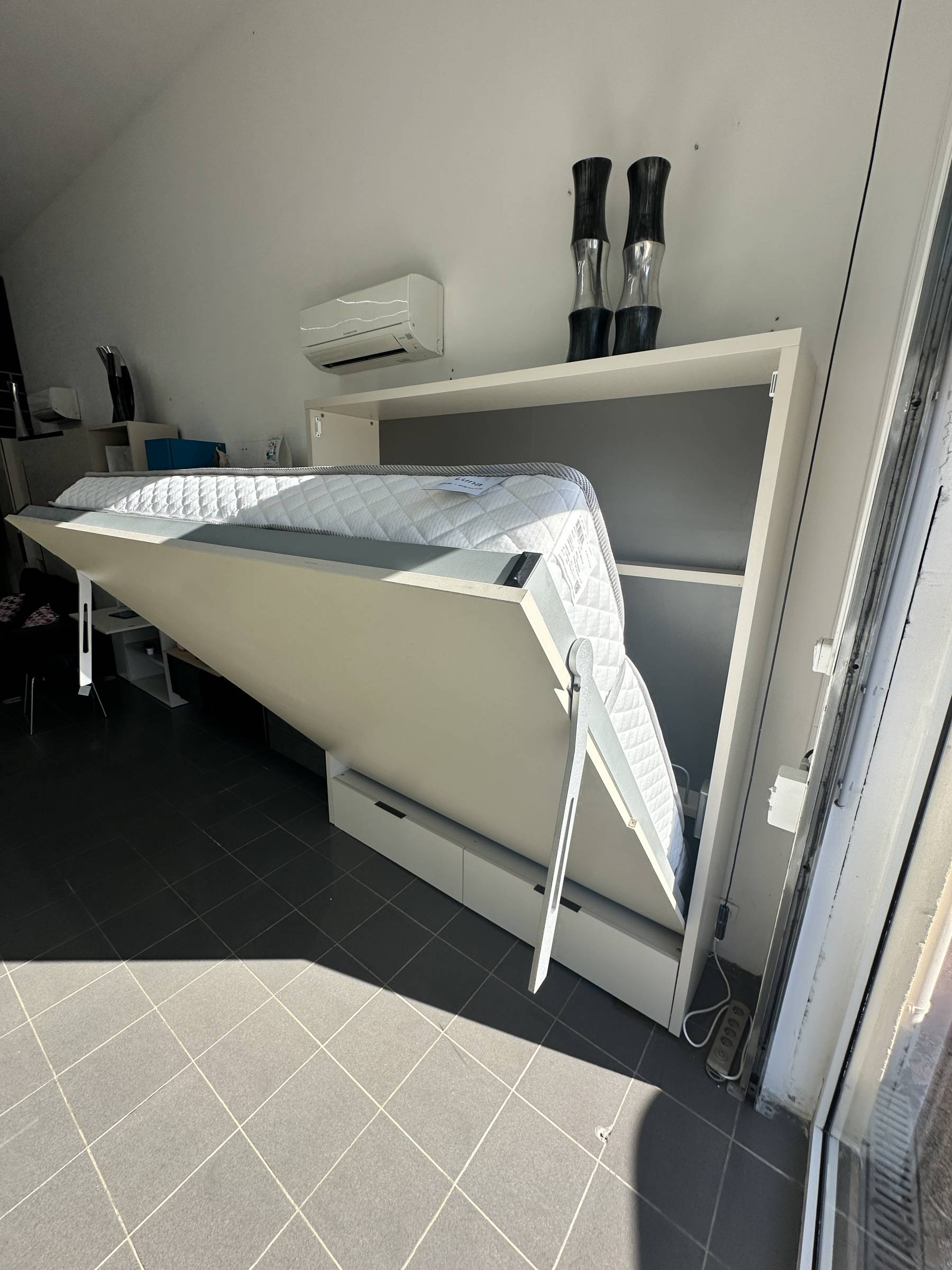 Grand lit escamotable avec un couchage de 180x190 cm proposé proche de Hyères