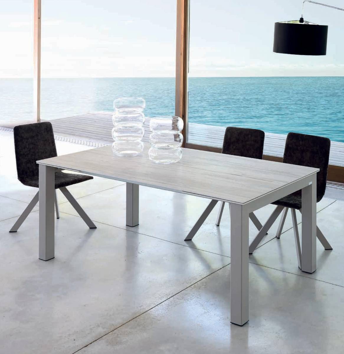 Table en Céramique ou Dekton extensible ou fixe, complètement personnalisable sur mesure livrée à Cannes 06 .
