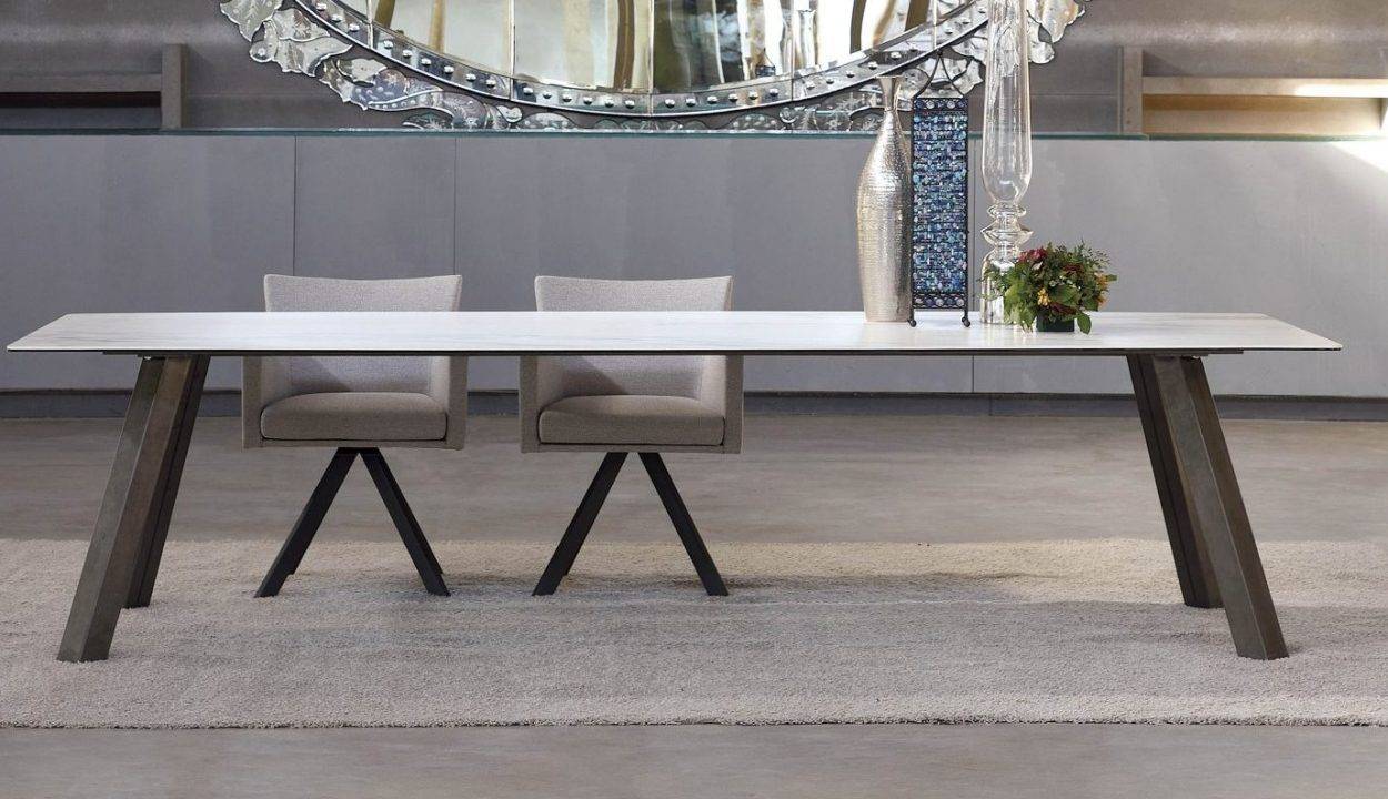 Photo d'une table de repas céramique ou Dekton moderne et personnalisable avec possibilité de livraison à Lyon Rhône Alpes