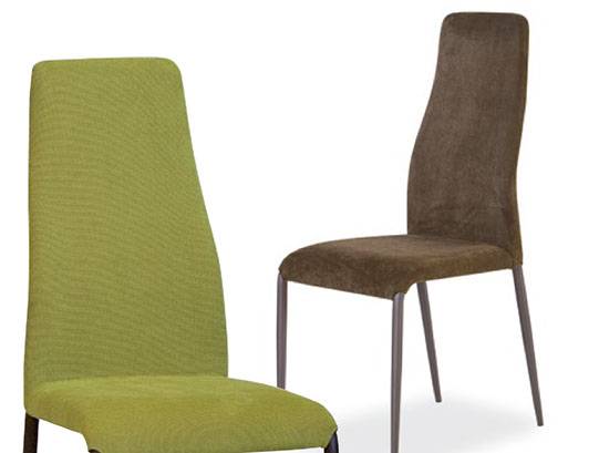 Chaises MIRTA avec revêtement en tissu entièrement personnalisées à la carte et pieds en métal peint époxy de la couleur de votre choix proposée à Saint-Cyr-sur-mer entre La Ciotat et Sanary