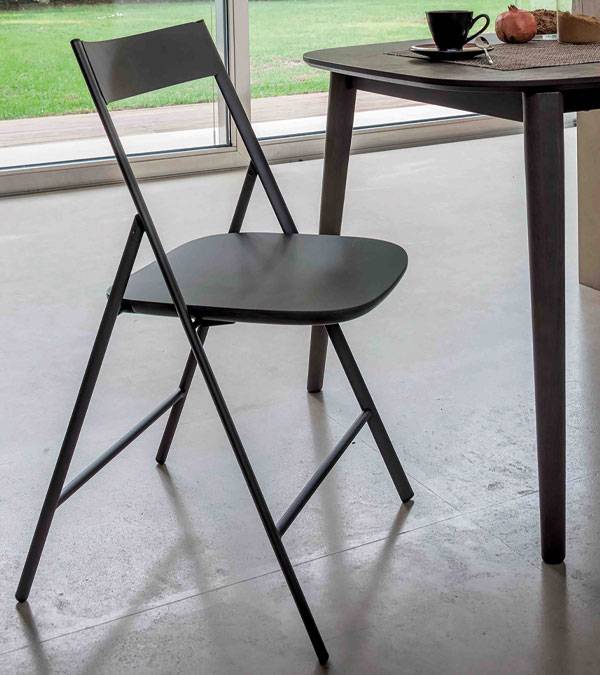 Chaise pliante design pour optimiser l'espace d'un studio proposée proche de Nice