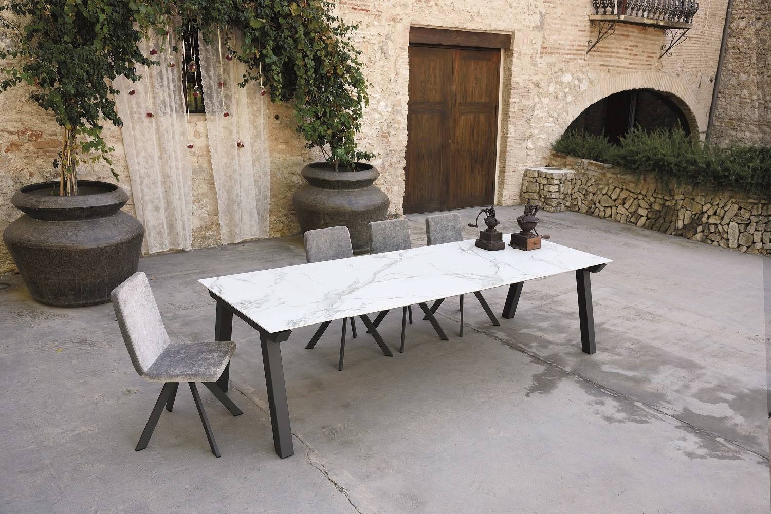 Modèle de table moderne céramique pour terrasse livrable à Saint Tropez dans le Var