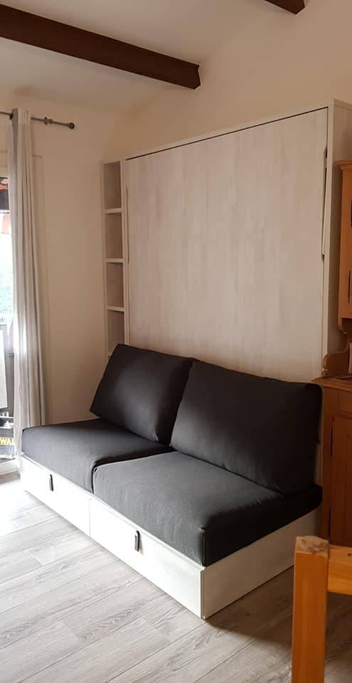 Lit escamotable vertical de 160 x 190cm avec canapé intégré et petit meuble étagère livré et installé à SAINT CYR à coté de CASSIS et SANARY