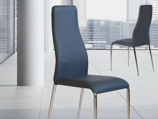 Chaises MIRTA tapissées en tissu ou cuir entièrement personnalisées sur mesure avec des pieds en métal chromé vendu à Bandol entre Cassis et La Seyne