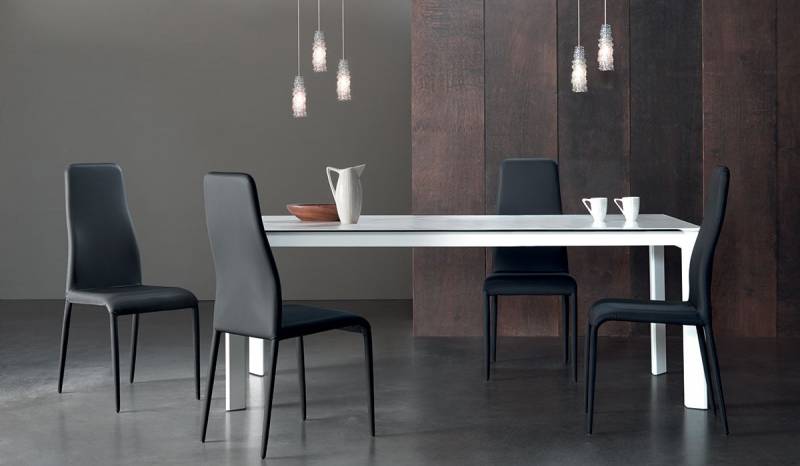 Chaises MIRTA recouvertes de tissu ou cuir entièrement personnalisées sur mesure avec des pieds en métal tapissées aussi, vendu à Aubagne entre Marseille la valentine et Toulon