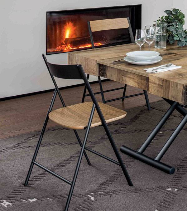 Chaise pliante design pour optimiser l'espace d'un studio proposée proche de Nice