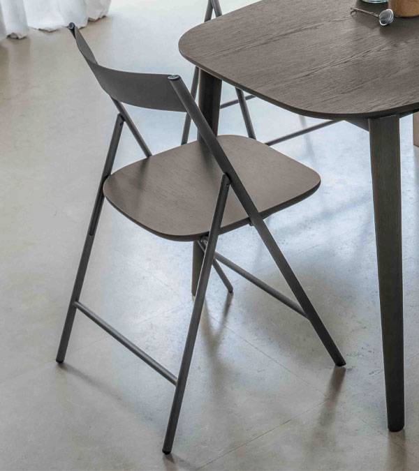 Chaise pliante design pour optimiser l'espace d'un studio proposée proche de Nice